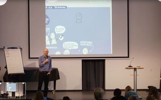Justus Schaaf hält einen Vortrag zum Thema Trennung der Eltern.