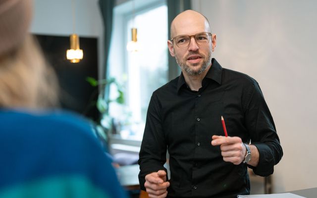 Zwei Personen in einem Arbeitsgespräch